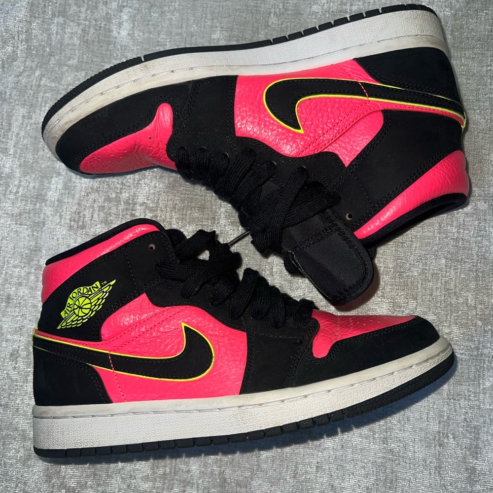 Nike Women's Black and Pink Sneakers